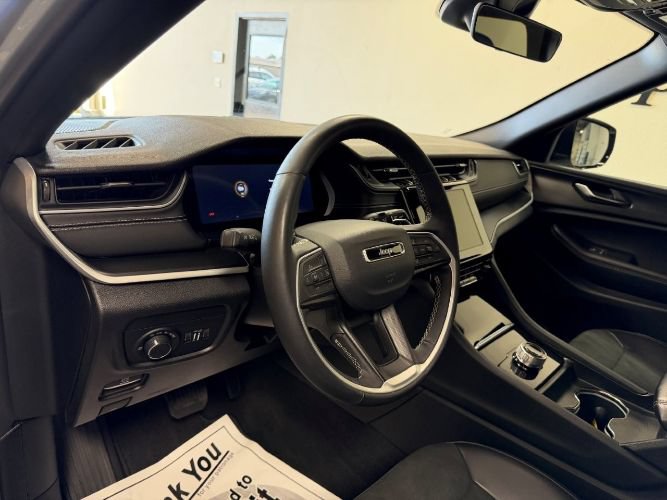Used 2025 Jeep Grand Cherokee Altitude AWD/4WD image 14