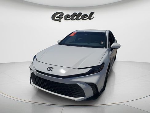 Used 2025 Toyota Camry SE FWD image 1