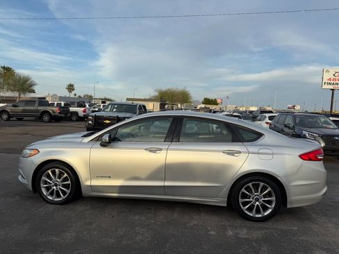 Used 2017 Ford Fusion SE FWD image 3