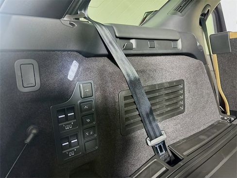 New 2026 Land Rover Discovery Limited Edition image 24