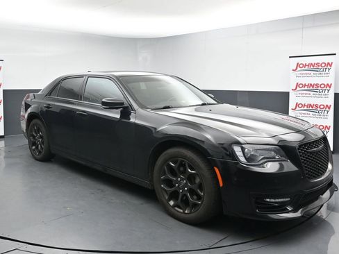 Used 2022 Chrysler 300 Touring L w/ Comfort Group AWD/4WD image 2