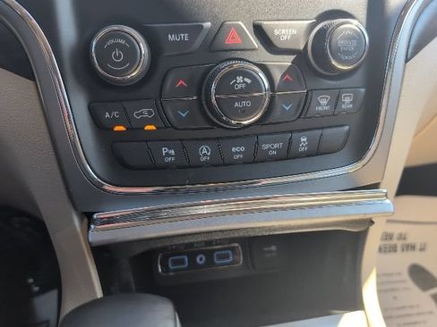 Used 2021 Jeep Grand Cherokee Laredo AWD/4WD image 19