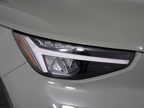Certified 2025 Volvo XC40 B5 Plus image 26
