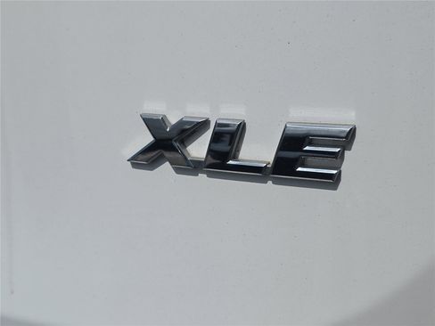 Used 2015 Toyota RAV4 XLE FWD image 4