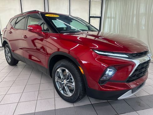 Used 2025 Chevrolet Blazer LT FWD image 2