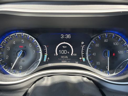 Used 2025 Chrysler Pacifica Select FWD image 10