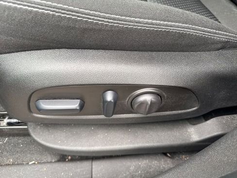 Used 2024 GMC Terrain SLE w/ Driver Convenience Package image 17