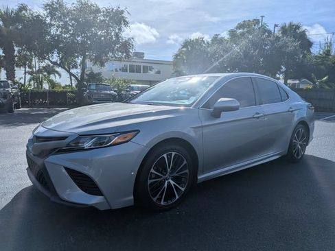 Used 2020 Toyota Camry SE FWD image 8