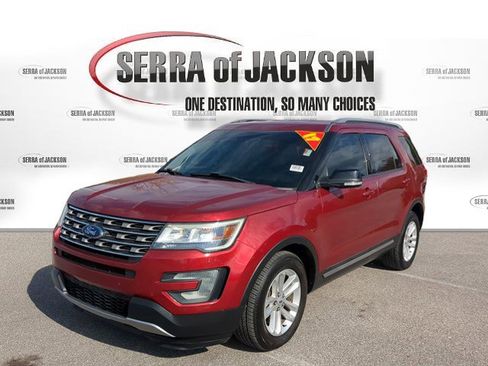 Used 2017 Ford Explorer XLT w/ Equipment Group 202A image 4