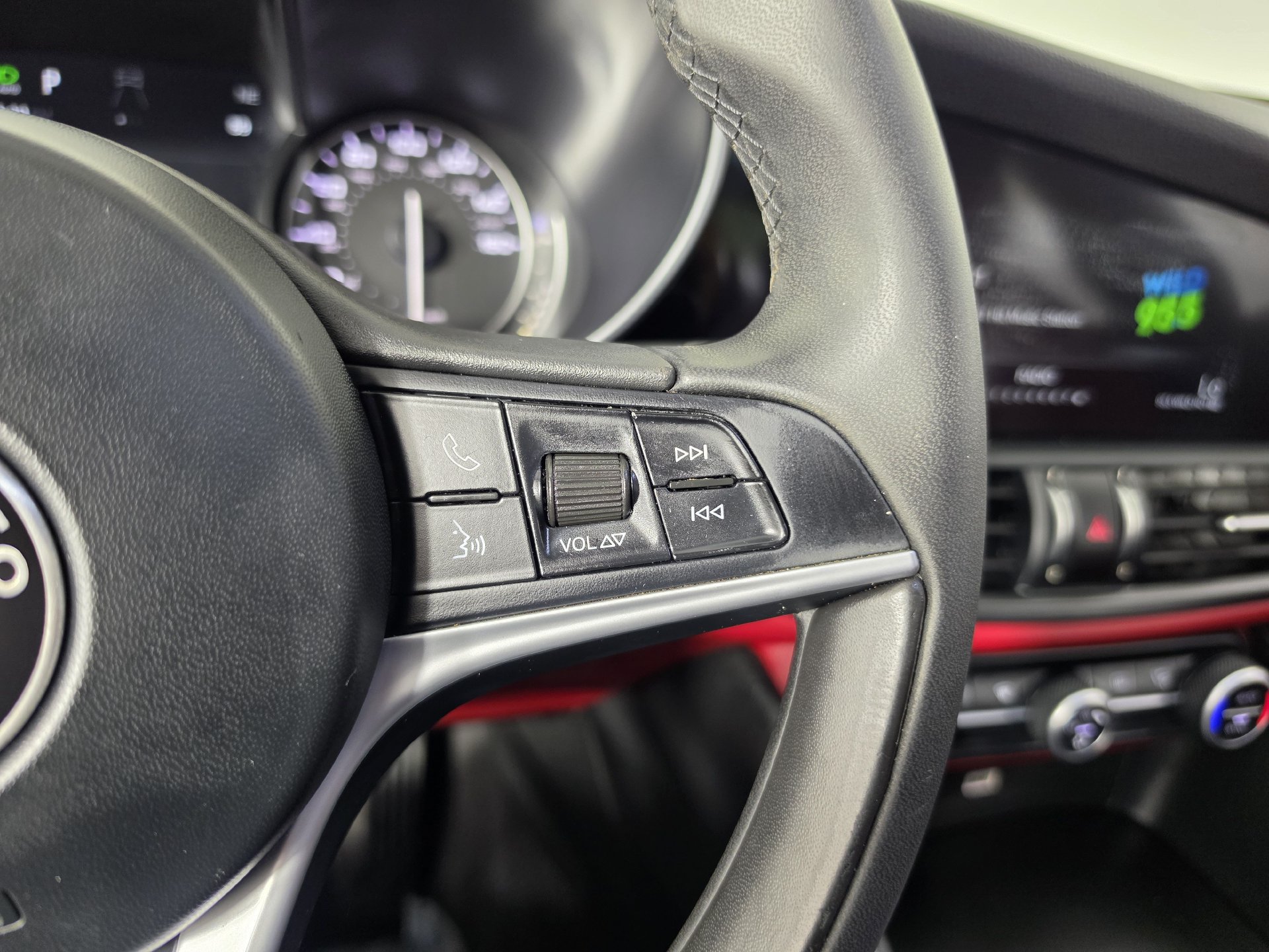 Used 2017 Alfa Romeo Giulia RWD image 12