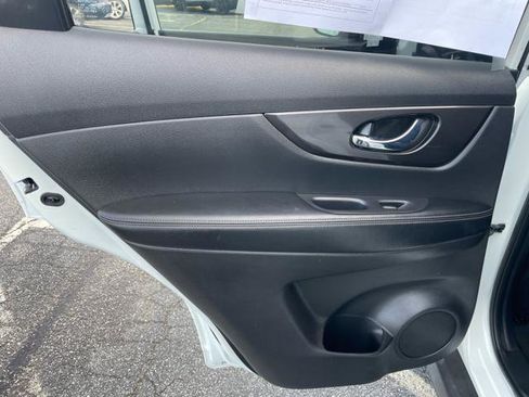 Used 2020 Nissan Rogue SV image 12