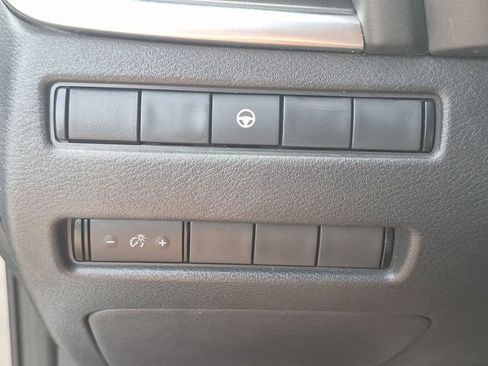 Used 2023 Nissan Rogue SV FWD image 19