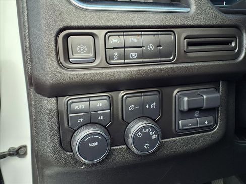 Used 2023 Chevrolet Suburban LT image 33