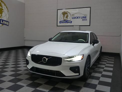 Used 2022 Volvo S60 B5 Inscription FWD image 4