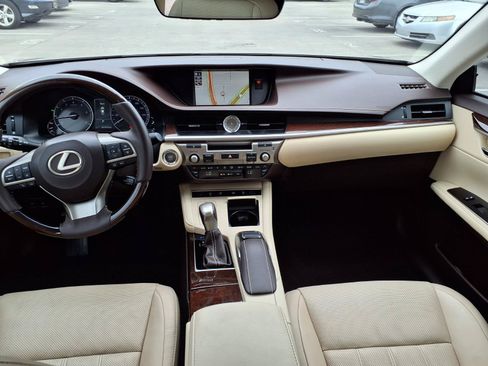 Used 2017 Lexus ES 350 w/ Luxury Package FWD image 4