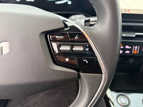 Certified 2023 Kia Niro EX image 18