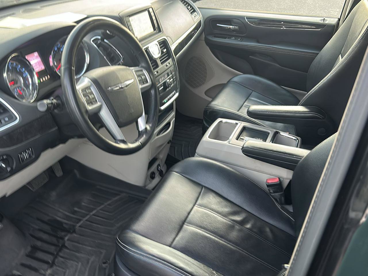 Used 2013 Chrysler Town & Country Touring FWD image 9