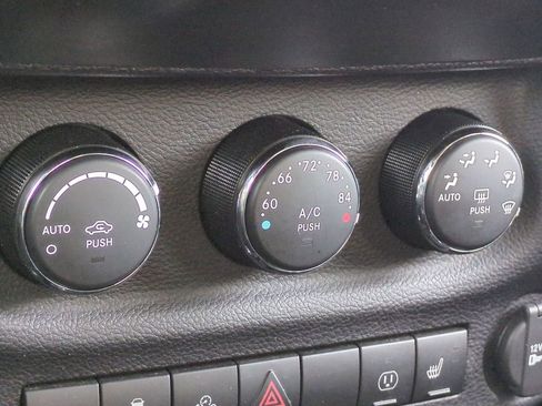 Used 2016 Jeep Wrangler Unlimited Rubicon image 35