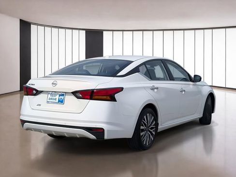 Used 2025 Nissan Altima 2.5 SV image 4