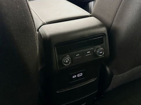 Used 2023 GMC Acadia SLE image 23