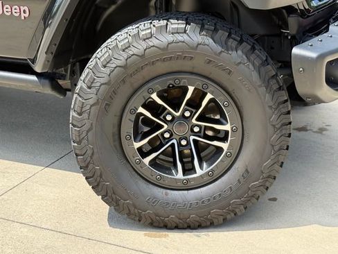 Used 2025 Jeep Wrangler Unlimited Rubicon AWD/4WD image 2