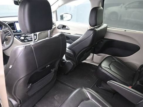 Used 2023 Chrysler Pacifica Touring-L FWD image 29