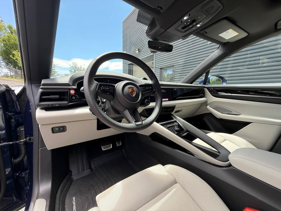 Used 2025 Porsche Macan 4S Electric AWD/4WD image 4