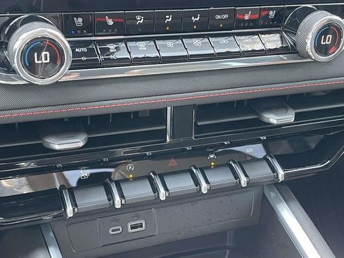 Used 2025 Chevrolet Colorado Z71 w/ Technology Package image 34