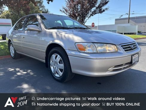 Used 2000 Toyota Camry LE FWD image 1