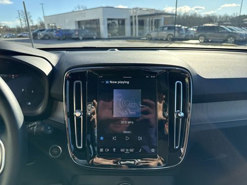 Used 2025 Volvo XC40 B5 Core image 23