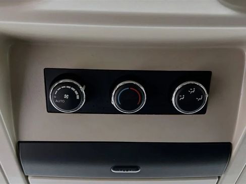 Used 2014 Chrysler Town & Country Touring image 25