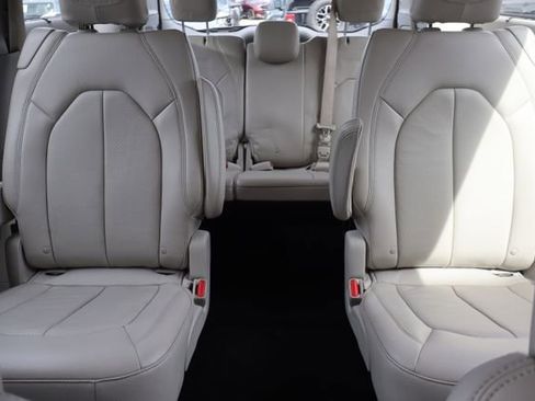 Used 2018 Chrysler Pacifica Touring-L Plus FWD image 39