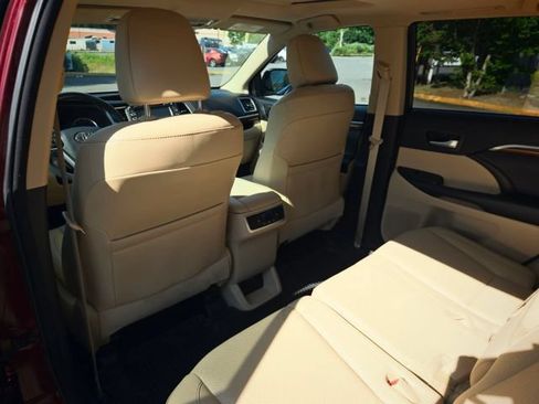 Used 2017 Toyota Highlander Limited AWD/4WD image 40