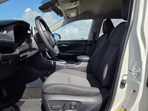 Used 2025 Toyota RAV4 XLE FWD image 27