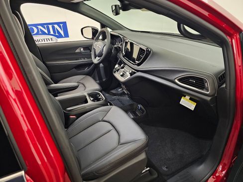 New 2026 Chrysler Pacifica Select image 31