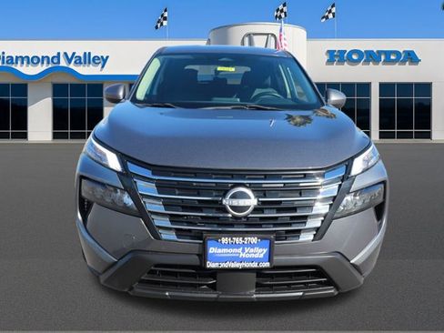 Used 2024 Nissan Rogue SV image 2