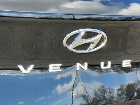 Used 2025 Hyundai Venue SEL image 31