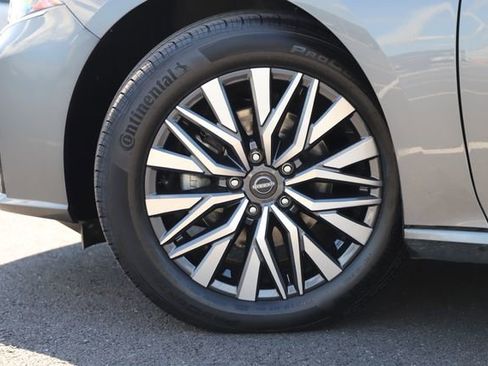 Used 2025 Nissan Altima 2.5 SV FWD image 2