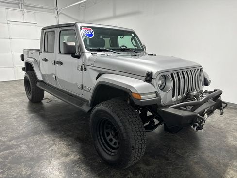 Used 2021 Jeep Gladiator Overland w/ LED Lighting Group AWD/4WD image 3