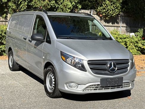 Used 2021 Mercedes-Benz Metris image 1