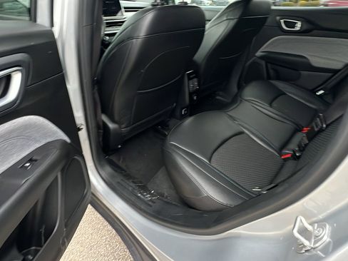 Used 2024 Jeep Compass Latitude image 23