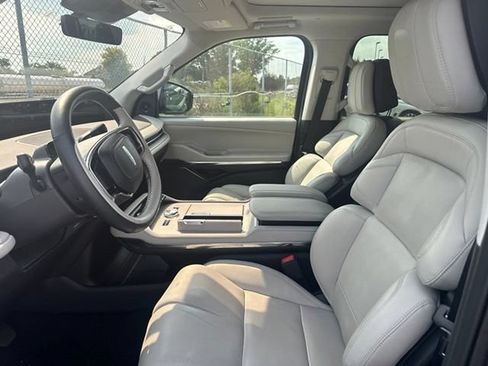 Used 2025 Lincoln Navigator Reserve AWD/4WD image 14