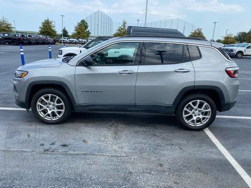 Used 2024 Jeep Compass Latitude AWD/4WD image 4