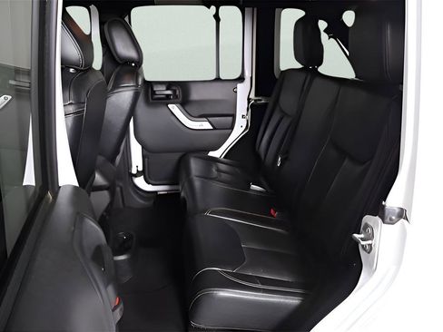 Used 2018 Jeep Wrangler Unlimited Rubicon w/ Connectivity Group image 38