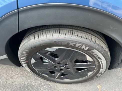 New 2025 Kia EV6 Light w/ Light LR Technology Package image 9