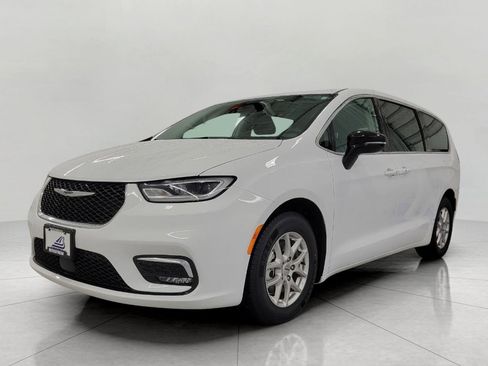Used 2024 Chrysler Pacifica Touring-L FWD image 13