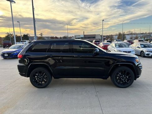 Used 2021 Jeep Grand Cherokee Laredo X image 4