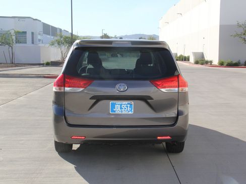 Used 2014 Toyota Sienna L image 6