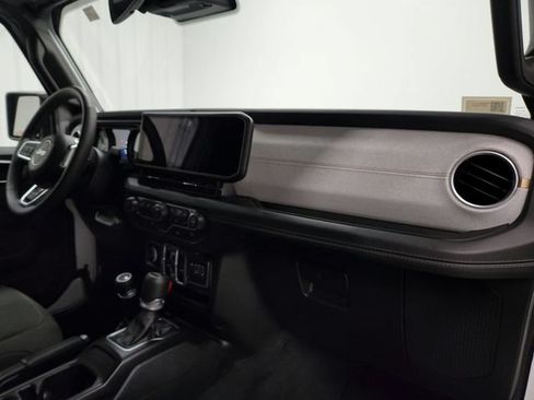 Used 2025 Jeep Wrangler Unlimited Sahara AWD/4WD image 35