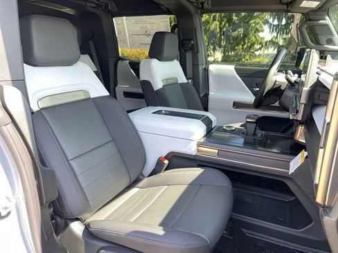New 2025 GMC Hummer EV 3X w/ LPO, Roof Cross Rail Package image 29